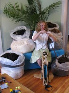 Kirstin attaches roving to leader spinning